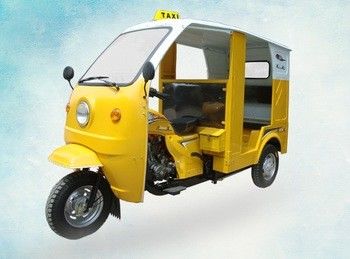 Triciclo do motor do passageiro da gasolina da gasolina com a cabine de motorista e o telhado do ferro, amarelos