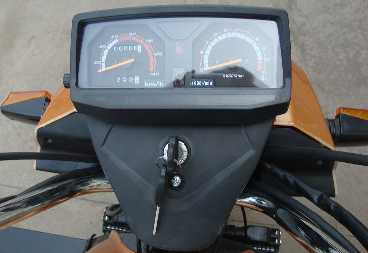 O curso da gasolina quatro motorizou a motocicleta da carga de 3 rodas com a caixa da carga da carga pesada