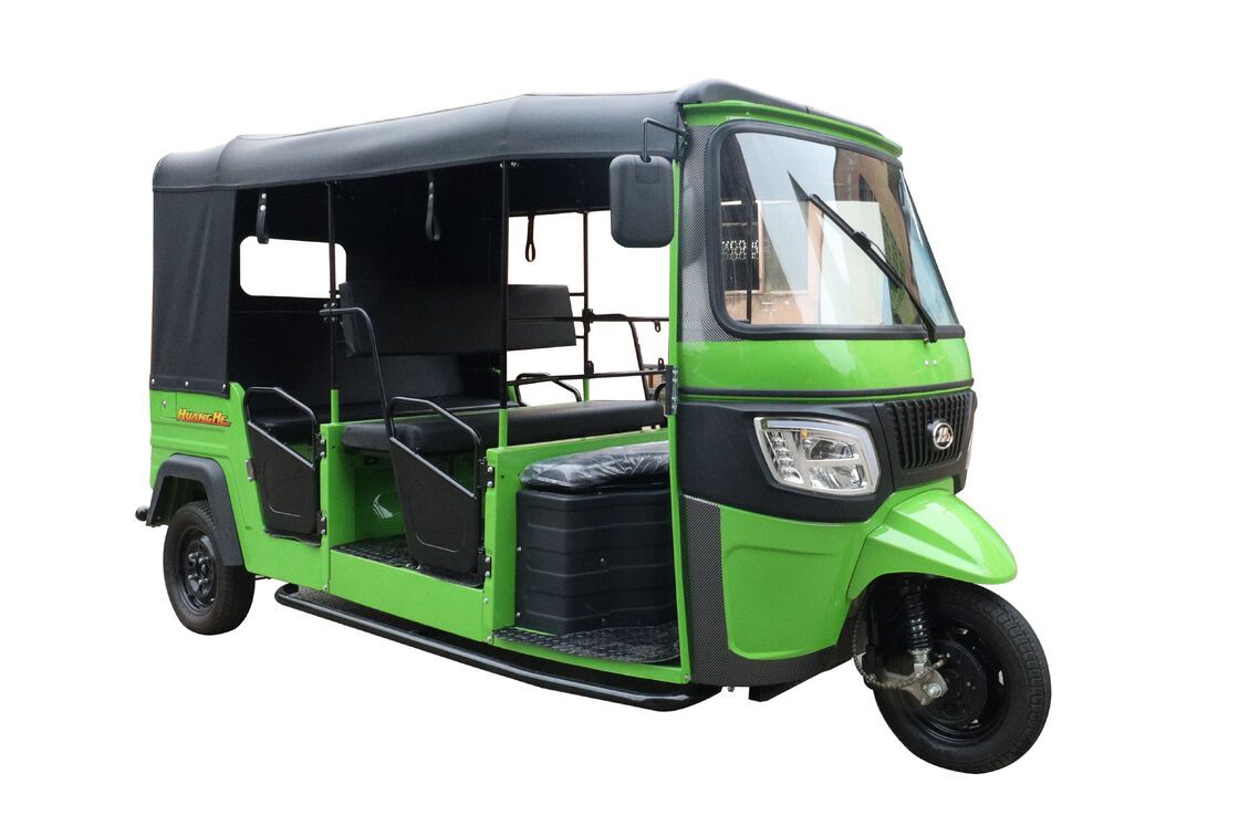 Metal e Couro Triciclo elétrico verde que oferece transporte ecológico, desempenho suave e silencioso, perfeito para ruas vibrantes da cidade, negócio de mobilidade diária de passageiros