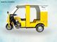 Triciclo do motor do passageiro da gasolina da gasolina com a cabine de motorista e o telhado do ferro, amarelos
